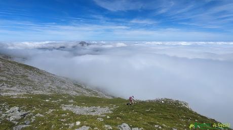 Mar de nubes subiendo al Cueto Albo