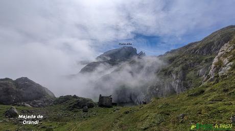 Majada de Orandi con el Cueto Albo detrás