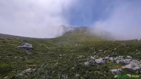 Inicio de la subida en la ladera del Cueto Albo