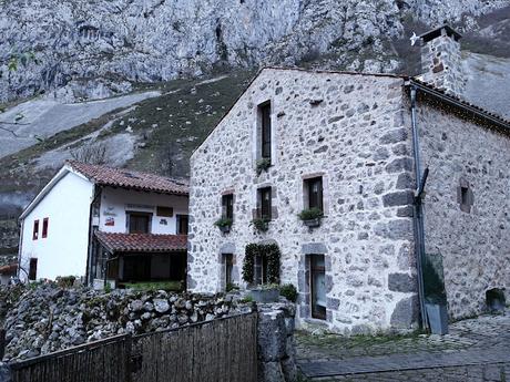 Poncebos-Las Salidas de Bulnes-Bulnes-Canal de Amuesa-Amuesa