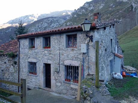 Poncebos-Las Salidas de Bulnes-Bulnes-Canal de Amuesa-Amuesa