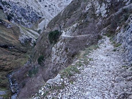 Poncebos-Las Salidas de Bulnes-Bulnes-Canal de Amuesa-Amuesa