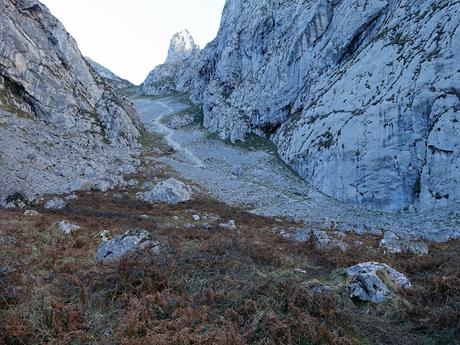 Poncebos-Las Salidas de Bulnes-Bulnes-Canal de Amuesa-Amuesa