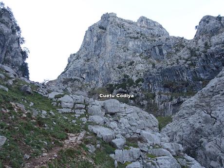 Poncebos-Las Salidas de Bulnes-Bulnes-Canal de Amuesa-Amuesa