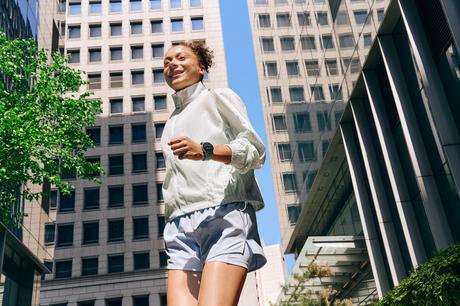 ¿Qué es Sense HR y cómo ayuda a mejorar tu rendimiento con la IA del Galaxy Watch7? 013-lifestyle-galaxy-watch7-green-running