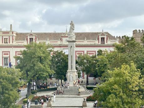 Vistas de la Plaza del Triunfo desde el Archivo de Indias.