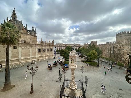 Vistas de la Plaza del Triunfo desde el Archivo de Indias. Vistas de la Plaza del Triunfo desde el Archivo de Indias.