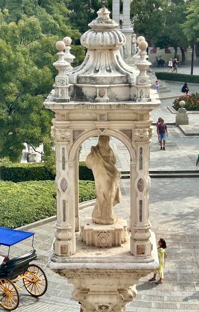 Vistas de la Plaza del Triunfo desde el Archivo de Indias. Vistas de la Plaza del Triunfo desde el Archivo de Indias.