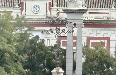 Vistas de la Plaza del Triunfo desde el Archivo de Indias. Vistas de la Plaza del Triunfo desde el Archivo de Indias.