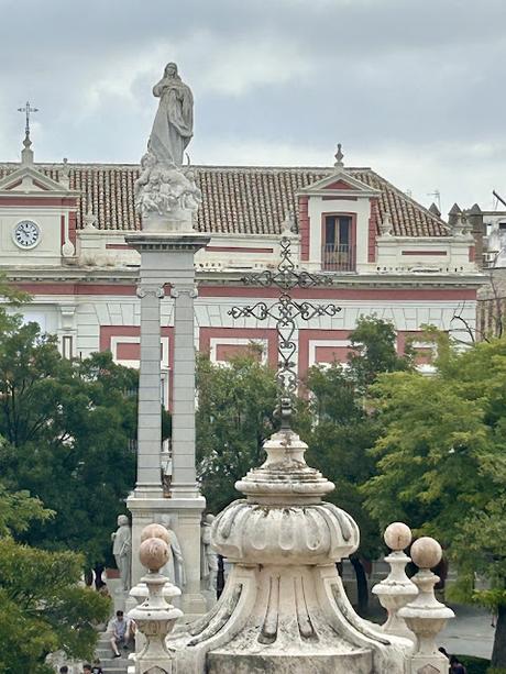 Vistas de la Plaza del Triunfo desde el Archivo de Indias. Vistas de la Plaza del Triunfo desde el Archivo de Indias.