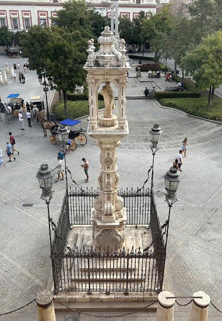 Vistas de la Plaza del Triunfo desde el Archivo de Indias. Vistas de la Plaza del Triunfo desde el Archivo de Indias.