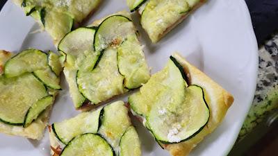 Hojaldrizza de jamón y calabacín