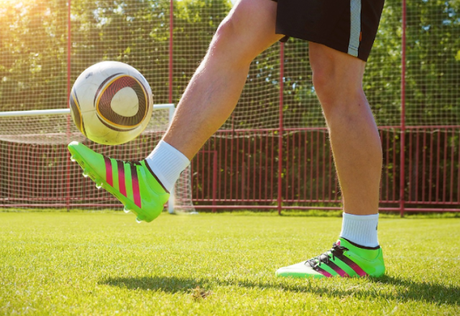 Los jugadores de fútbol se han de dotar con las mejores botas por su seguridad