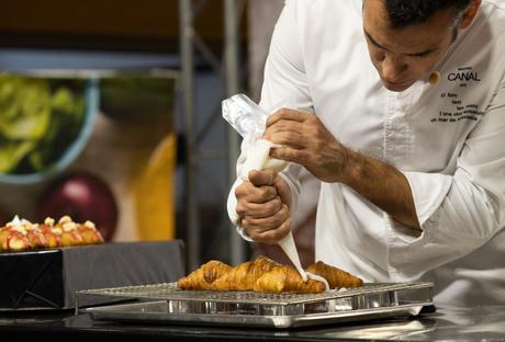 Toni Vera rellenando croissants, en GastroDolç Flix © Eric Artigas (The White Cat Studio)