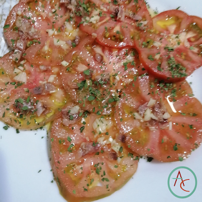 Ensalada de Tomate y Ajo con Virutas de Anchoa en Conserva