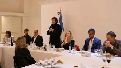 La libertad atrasa: En los suburbios de la dictadura