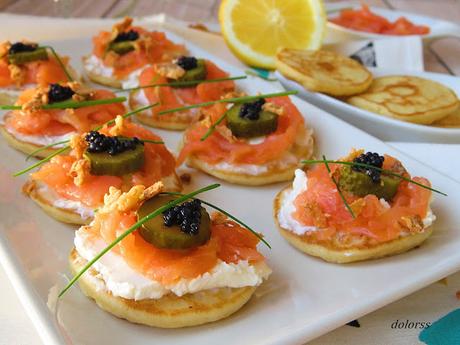 Aperitivo de blinis con salmón