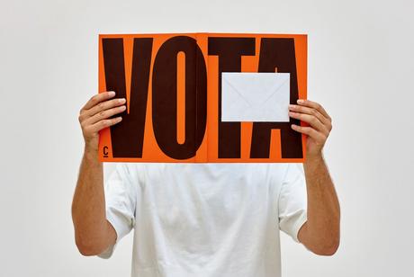 Un libro (y una pancarta) con Democracia Un libro (y una pancarta) con Democracia