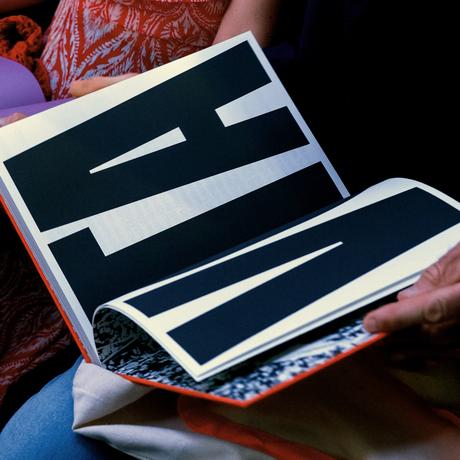 Un libro (y una pancarta) con Democracia Un libro (y una pancarta) con Democracia