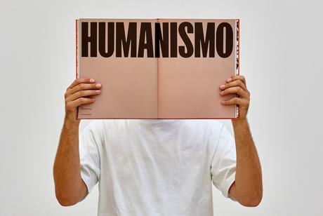 Un libro (y una pancarta) con Democracia Un libro (y una pancarta) con Democracia