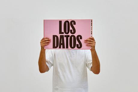 Un libro (y una pancarta) con Democracia Un libro (y una pancarta) con Democracia