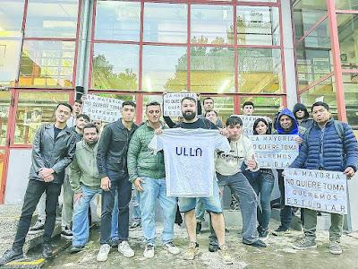 Que libertad tan rara, no huele a libros, huele a bala Que libertad tan rara, no huele a libros, huele a bala