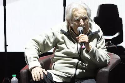 Pepe Mujica intervino por sorpresa en el cierre de campaña en Uruguay: “Hasta siempre, les doy mi corazón. Y gracias”.