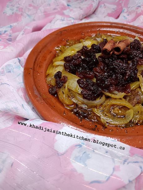 TAJINE DE BŒUF AUX OIGNONS ET AUX RAISINS SECS / BEEF TAGINE WITH ONIONS AND RAISINS / TAJÍN DE TERNERA CON CEBOLLA Y PASAS / طاجين اللحم البقري و البصل و الزبيب TAJINE DE BŒUF AUX OIGNONS ET AUX RAISINS SECS / BEEF TAGINE WITH ONIONS AND RAISINS / TAJÍN DE TERNERA CON CEBOLLA Y PASAS / طاجين اللحم البقري و البصل و الزبيب