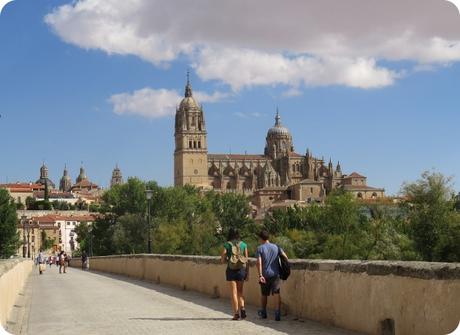 Salamanca-Escultura de El Lazarillo de Tormes e Iglesia de Santiago