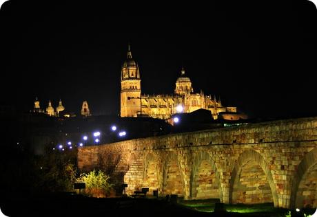 Salamanca-Escultura de El Lazarillo de Tormes e Iglesia de Santiago