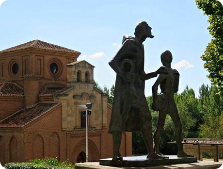 Salamanca-Escultura de El Lazarillo de Tormes e Iglesia de Santiago