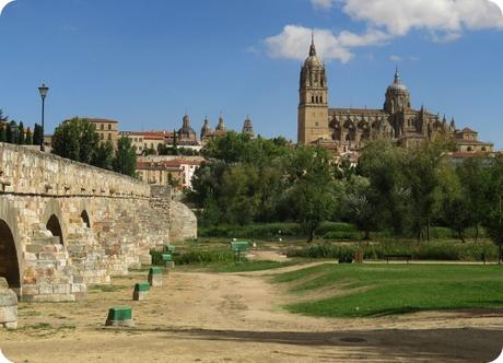 Salamanca-Escultura de El Lazarillo de Tormes e Iglesia de Santiago