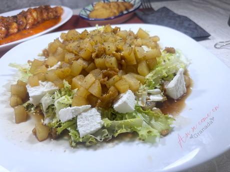 Escarola al caramelo con peras y queso de cabra