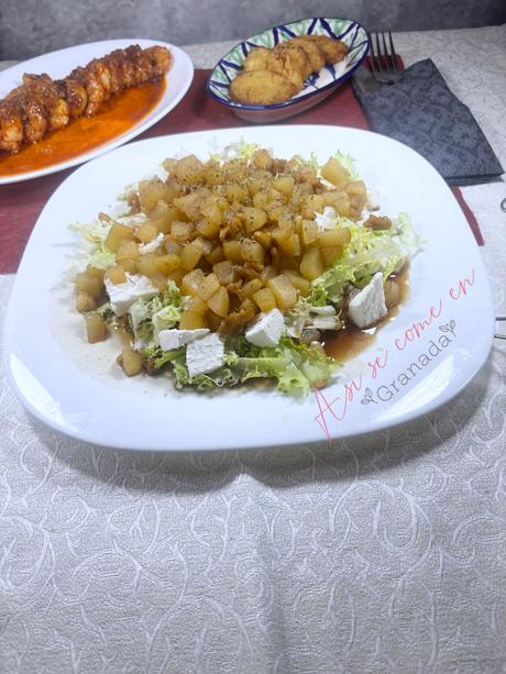 Escarola al caramelo con peras y queso de cabra