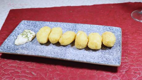 Croquetas de queso azul y cebolla caramelizada