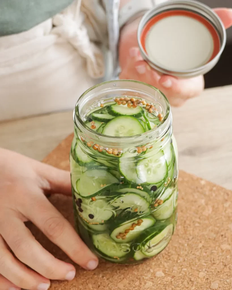 frasco listo para conservar pepinos