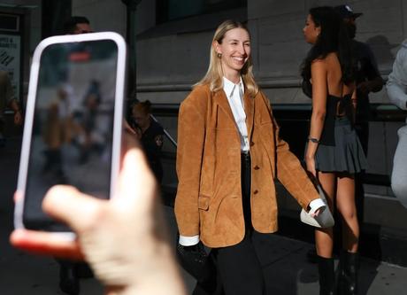 Cómo lograr un estilo invernal equilibrado con la regla de los 3 colores Cómo lograr un estilo invernal equilibrado con la regla de los 3 colores