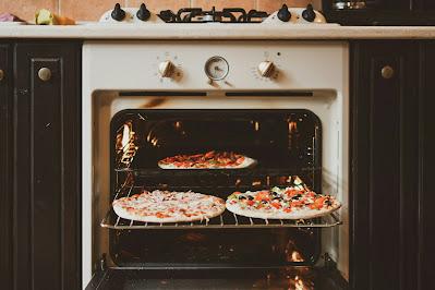 Horno con varias pizzas en su interior