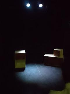 Observacion Teatral de: Ambiente y medio. Electra es una chica con el agua hasta el cuello que grita enojada.