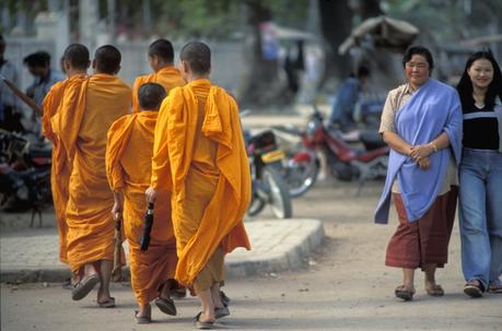 monjes en laos