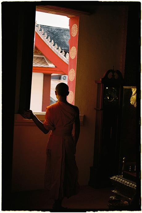 Carril de tren Xang en Laos monje en Luang Prabang