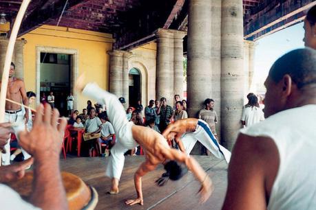 ¿Dónde ir en febrero de 2024 bajo el sol? Bailarina en Salvador de Bahía