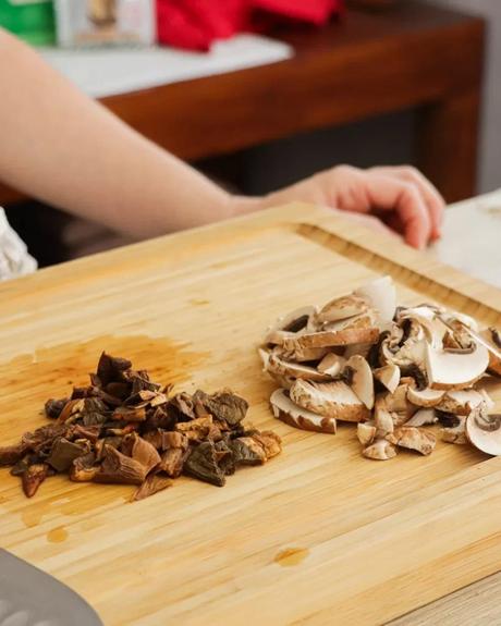 hongos cortados para risotto