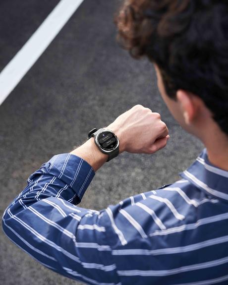 009-lifestyle-galaxy-watch-ultra-titaniumsilver