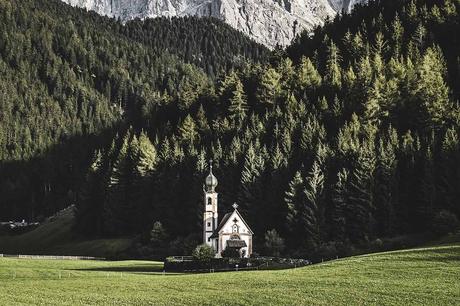 Iglesia en los Dolomitas