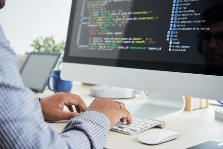 Errores de seguridad comunes en JavaScript y cómo evitarlos Coding man