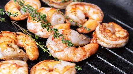 Brochetas de langostinos en freidora de aire