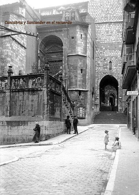 Puerta de Los Mártires de la Catedral de Santander