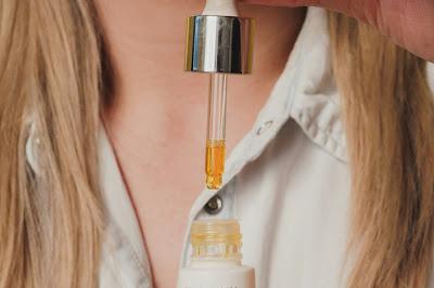 Mujer con un gotero de vitamina C Mujer con un gotero de vitamina C