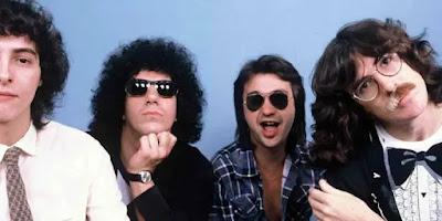 La Mesa Beatle: Mientras miro las nuevas olas